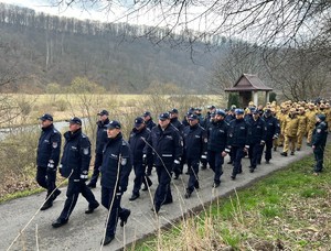 policjanci biorą udział w drodze krzyżowej służb mundurowych