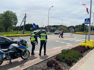 policjanci ruchu drogowego kontrolują drogi powiatu leskiego
