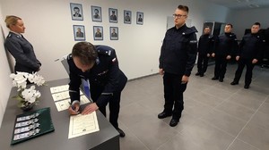 czterej młodzi policjanci składają ślubowanie