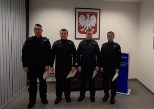 czterej młodzi policjanci składają ślubowanie