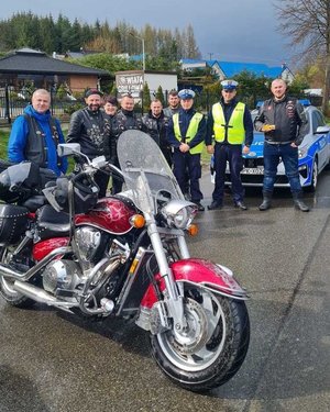 policjanci i motocykliści przeprowadzają akcję profilaktyczną na drodze