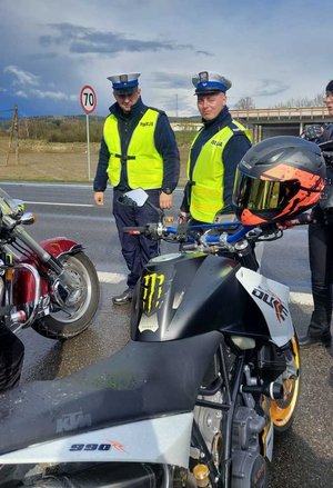 policjanci i motocykliści przeprowadzają akcję profilaktyczną na drodze