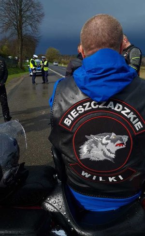 policjanci i motocykliści przeprowadzają akcję profilaktyczną na drodze