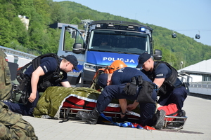 policjanci podczas ćwiczeń udzielają pozorantowi pierwszej pomocy