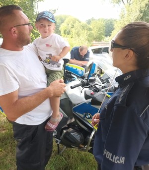 policjanci udzielają informacji na policyjnym stoisku profilaktycznym