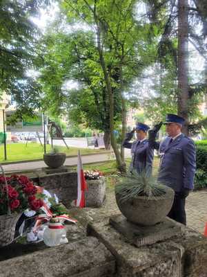 policjanci pod pomnikiem poległych i pomordowanych przez OUN- UPA