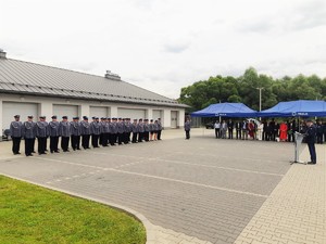 funkcjonariusze i zaproszeni goście na placu apelowym  Komendy Powiatowej Policji w Lesku podczas obchodów Święta Policji