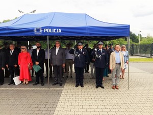 funkcjonariusze i zaproszeni goście na placu apelowym  Komendy Powiatowej Policji w Lesku podczas obchodów Święta Policji