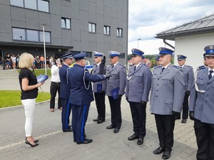 funkcjonariusze i zaproszeni goście na placu apelowym  Komendy Powiatowej Policji w Lesku podczas obchodów Święta Policji