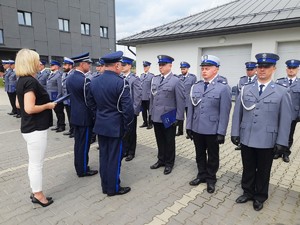 funkcjonariusze i zaproszeni goście na placu apelowym  Komendy Powiatowej Policji w Lesku podczas obchodów Święta Policji