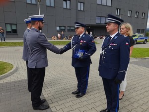 funkcjonariusze i zaproszeni goście na placu apelowym  Komendy Powiatowej Policji w Lesku podczas obchodów Święta Policji