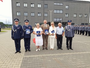 funkcjonariusze i zaproszeni goście na placu apelowym  Komendy Powiatowej Policji w Lesku podczas obchodów Święta Policji