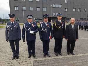 funkcjonariusze i zaproszeni goście na placu apelowym  Komendy Powiatowej Policji w Lesku podczas obchodów Święta Policji