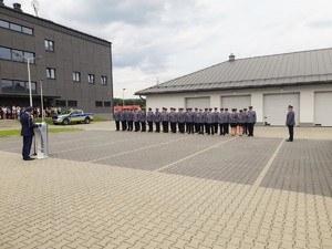 funkcjonariusze i zaproszeni goście na placu apelowym  Komendy Powiatowej Policji w Lesku podczas obchodów Święta Policji