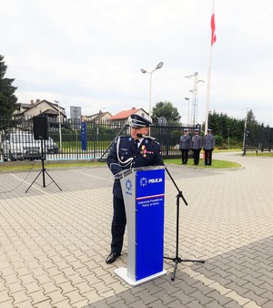 funkcjonariusze i zaproszeni goście na placu apelowym  Komendy Powiatowej Policji w Lesku podczas obchodów Święta Policji