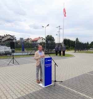 funkcjonariusze i zaproszeni goście na placu apelowym  Komendy Powiatowej Policji w Lesku podczas obchodów Święta Policji