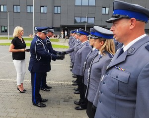 funkcjonariusze i zaproszeni goście na placu apelowym  Komendy Powiatowej Policji w Lesku podczas obchodów Święta Policji