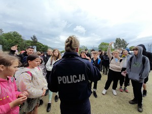 policjanci na swoim stoisku w górach przypominają turystom o zasadach bezpiecznego wypoczynku