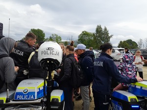 policjanci na swoim stoisku w górach przypominają turystom o zasadach bezpiecznego wypoczynku