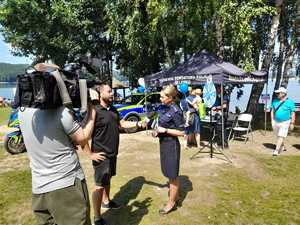 stanowisko policyjne na pikniku profilaktycznym, policjanci przypominają o bezpieczeństwie nad wodą