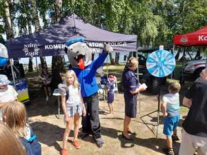 stanowisko policyjne na pikniku profilaktycznym, policjanci przypominają o bezpieczeństwie nad wodą