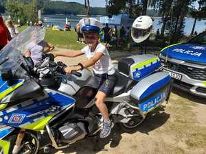 stanowisko policyjne na pikniku profilaktycznym, policjanci przypominają o bezpieczeństwie nad wodą