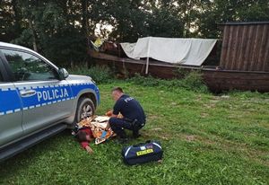 Policjant pomaga nieprzytomnemu mężczyźnie