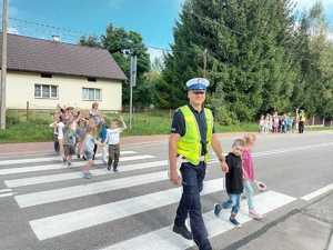 policjanci uczą dzieci bezpiecznych zachowań na drodze