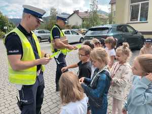 policjanci uczą dzieci bezpiecznych zachowań na drodze