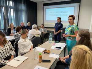 prelegentka i organizatorka rozpoczynają szkolenie