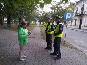 policjanci w Lesku rozdawali odblaski pieszym