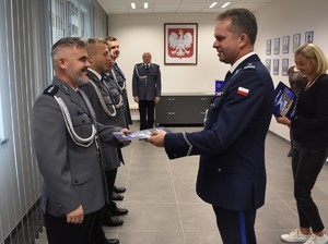 policjanci podczas otrzymywania awansu