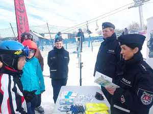 policjanci rozmawiają z narciarzami o ich bezpieczeństwie na stoku