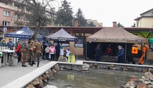 policjanci biorą udział w pikniku podczas biegu &quot;Tropem Wilczym&quot; w Lesku