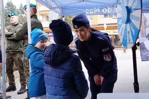 policjanci biorą udział w pikniku podczas biegu &quot;Tropem Wilczym&quot; w Lesku