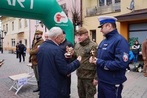 policjanci biorą udział w pikniku podczas biegu &quot;Tropem Wilczym&quot; w Lesku