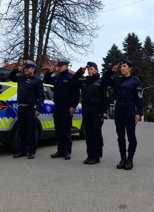 policjanci biorą udział w pikniku podczas biegu &quot;Tropem Wilczym&quot; w Lesku