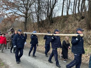 policjanci biorą udział w drodze krzyżowej służb mundurowych