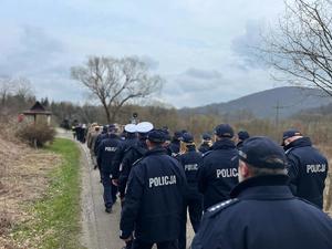 policjanci biorą udział w drodze krzyżowej służb mundurowych