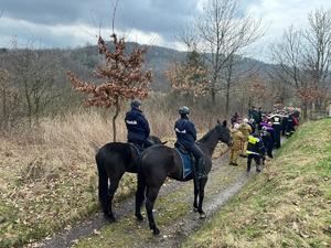 policjanci biorą udział w drodze krzyżowej służb mundurowych