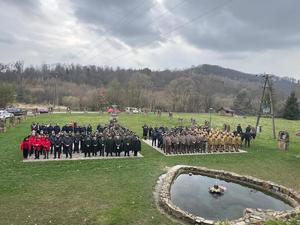 policjanci biorą udział w drodze krzyżowej służb mundurowych