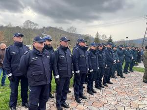 policjanci biorą udział w drodze krzyżowej służb mundurowych