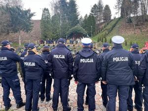 policjanci biorą udział w drodze krzyżowej służb mundurowych