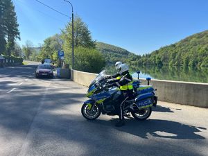 policjanci ruchu drogowego na motocyklach podczas patrolu bieszczadzkich dróg