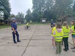 policjanci uczą dzieci bezpiecznych zachowań na drodze