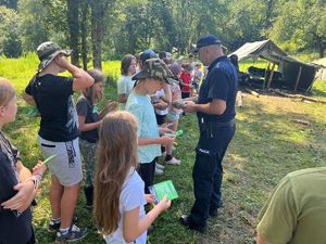 policjanci na spotkaniu z uczestnikami obozu harcerskiego