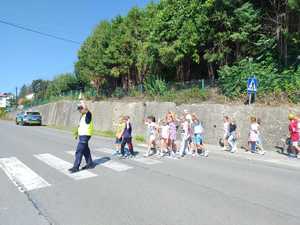 policjanci edukują dzieci, jak bezpiecznie poruszać się w pobliżu dróg