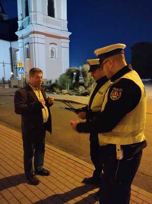 policjanci przypominają pieszym o potrzebie noszenia odblasków