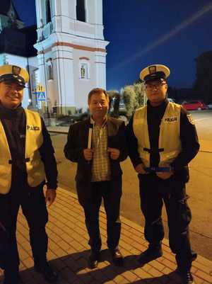 policjanci przypominają pieszym o potrzebie noszenia odblasków