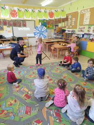 policjanci rozmawiają z przedszkolakami o bezpieczeństwie